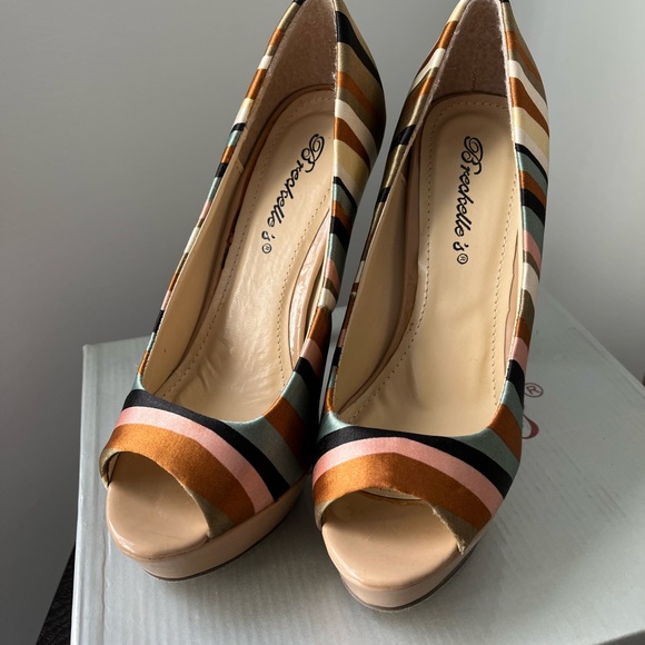 Open Toes Striped Heels - Picture 2 of 7